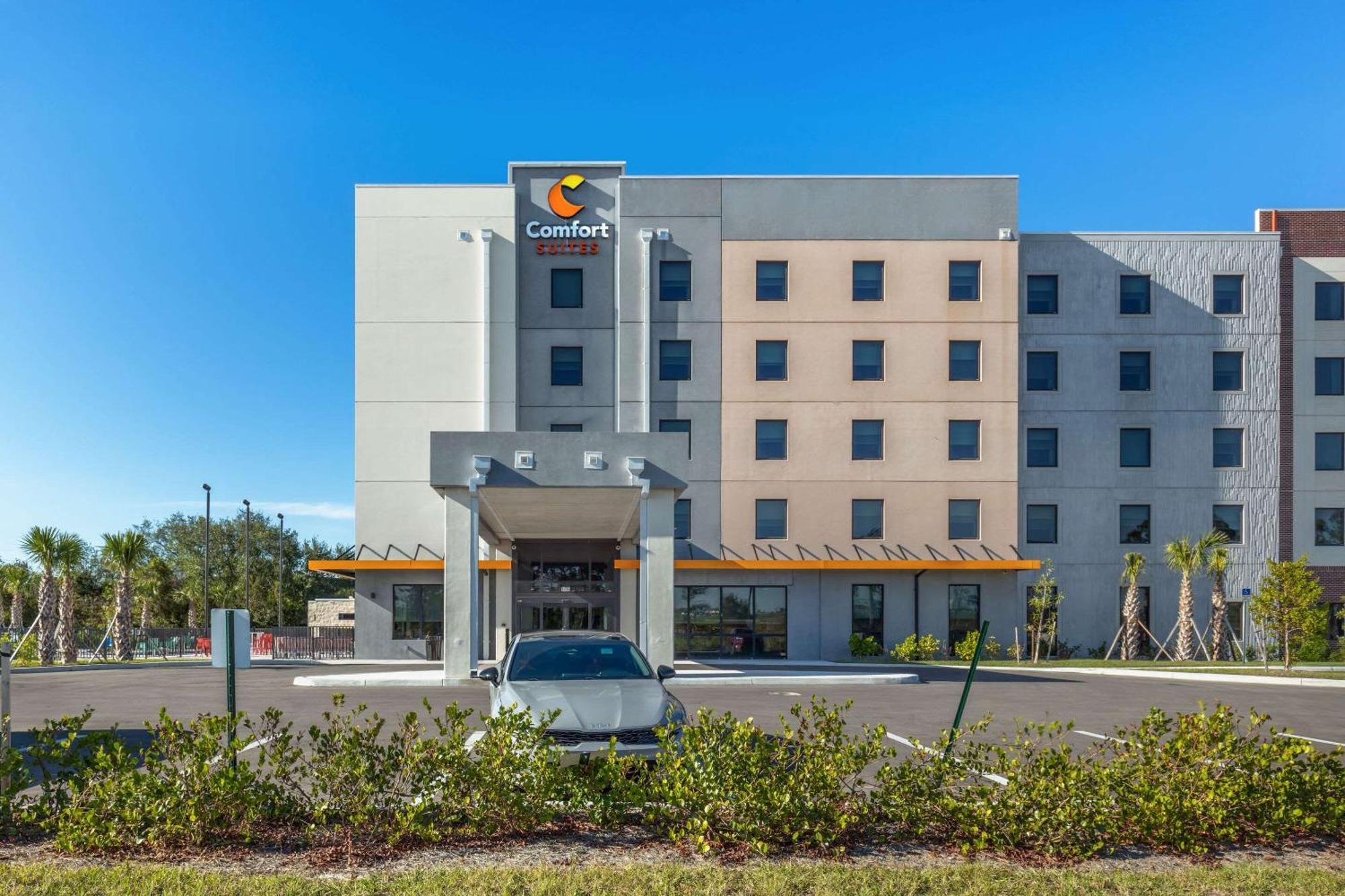 7 Family Hotels Near Six Mile Cypress Slough Preserve That Deliver