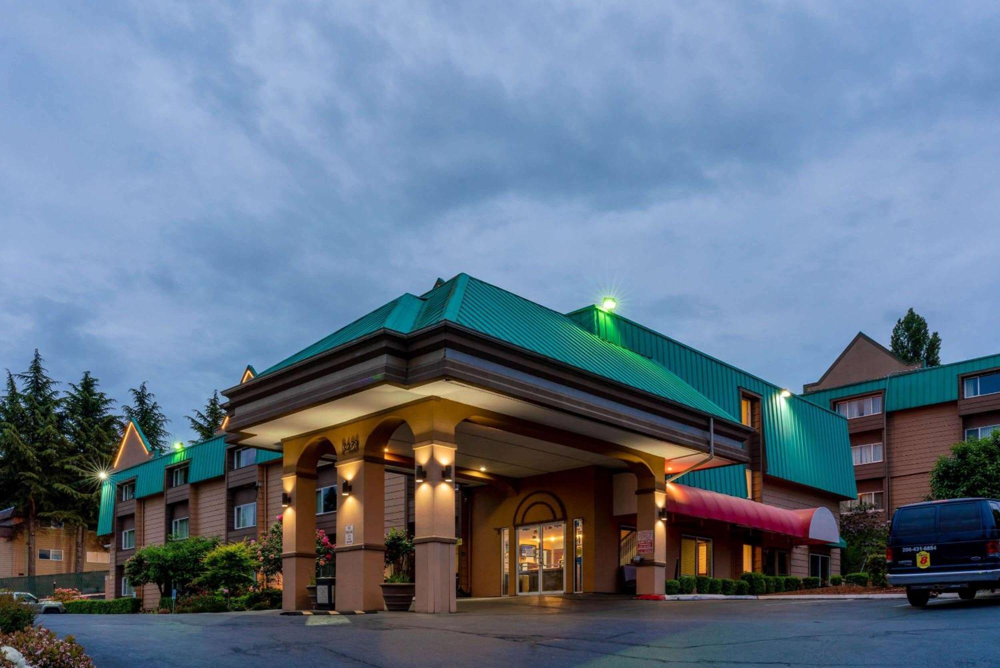 Staying Near Westfield Southcenter: 4 Airport Hotels Compared