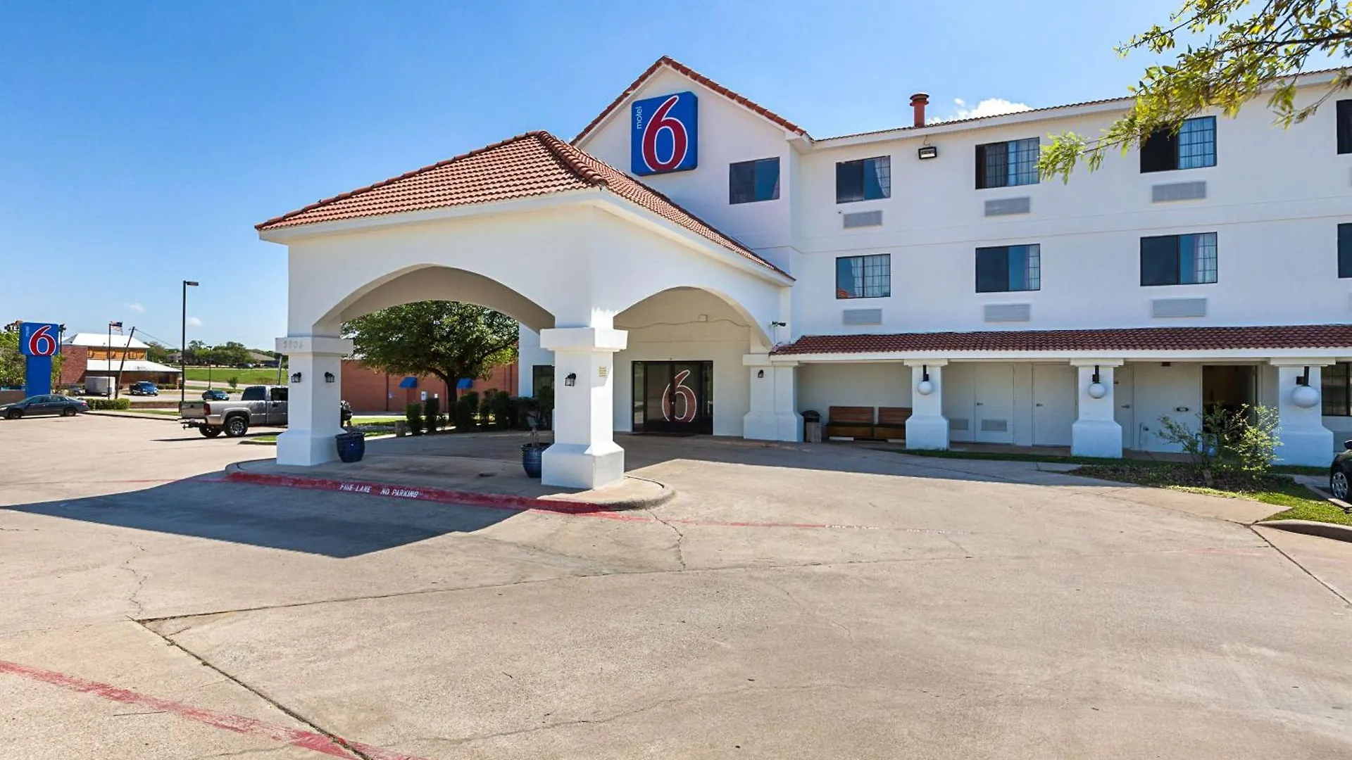 8 Airport Hotels Near CR Smith Museum Worth Booking