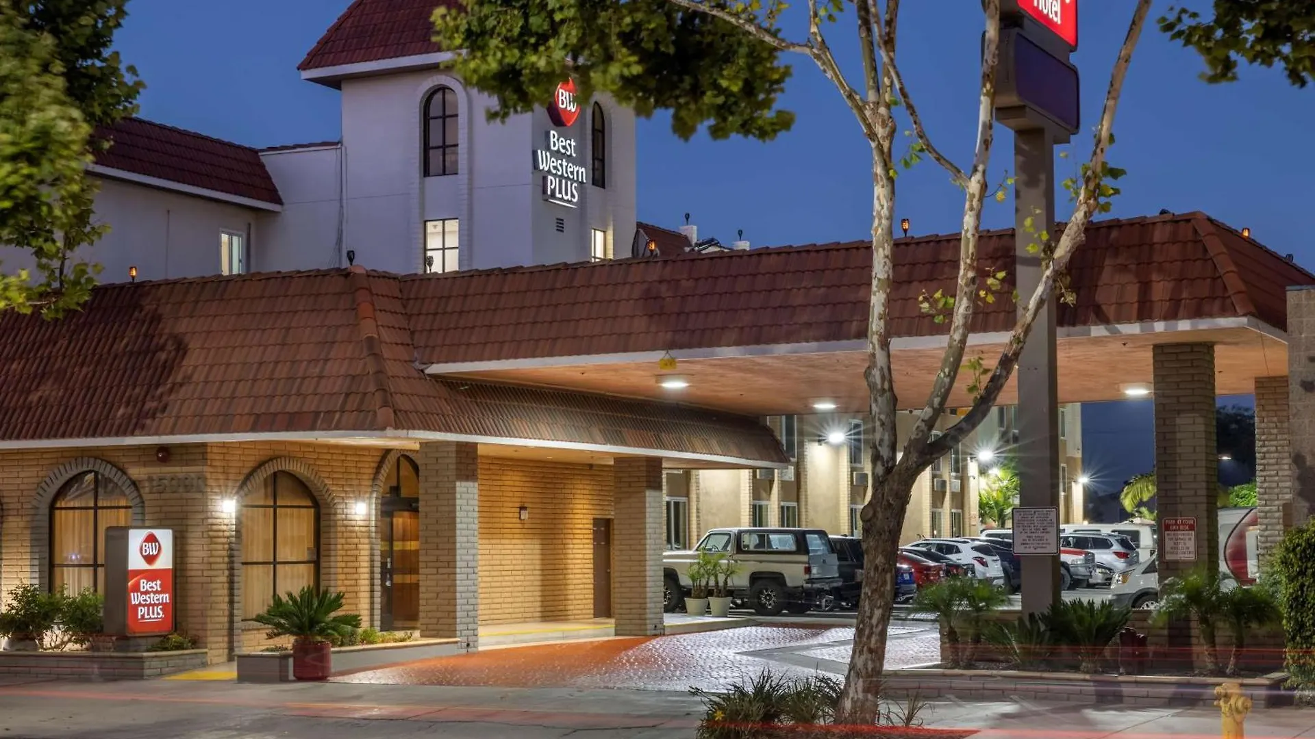 5 Business Hotels Near Rowley Memorial Park That Deliver