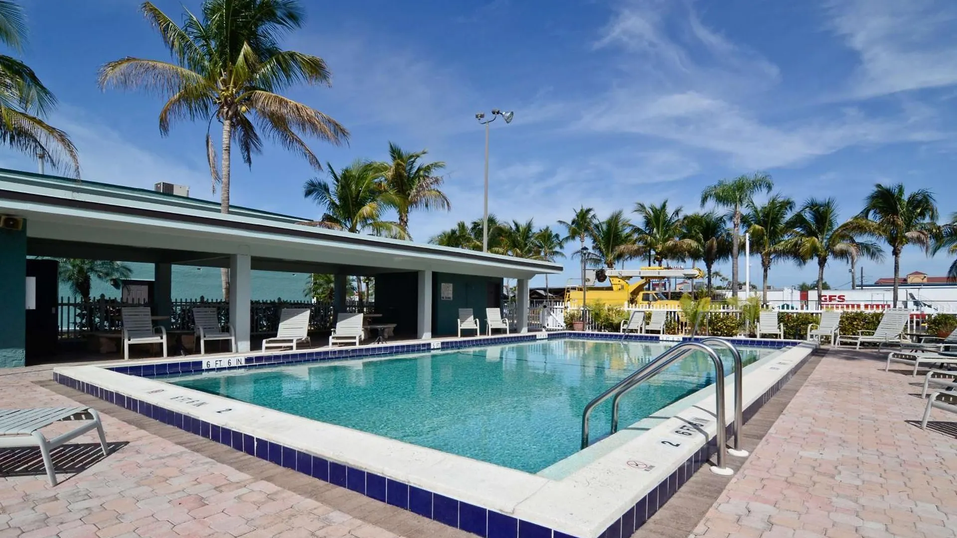 9 Airport Hotels Near Bell Tower Shops Worth Booking