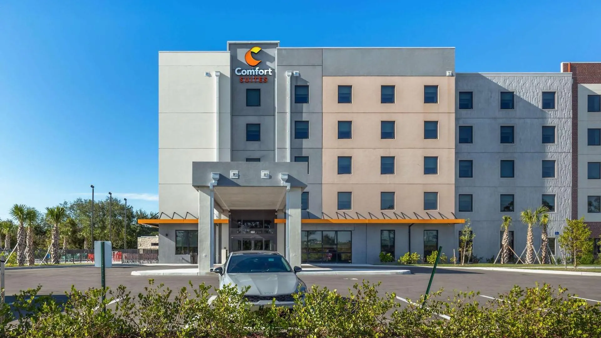 7 Family Hotels Near Six Mile Cypress Slough Preserve That Deliver