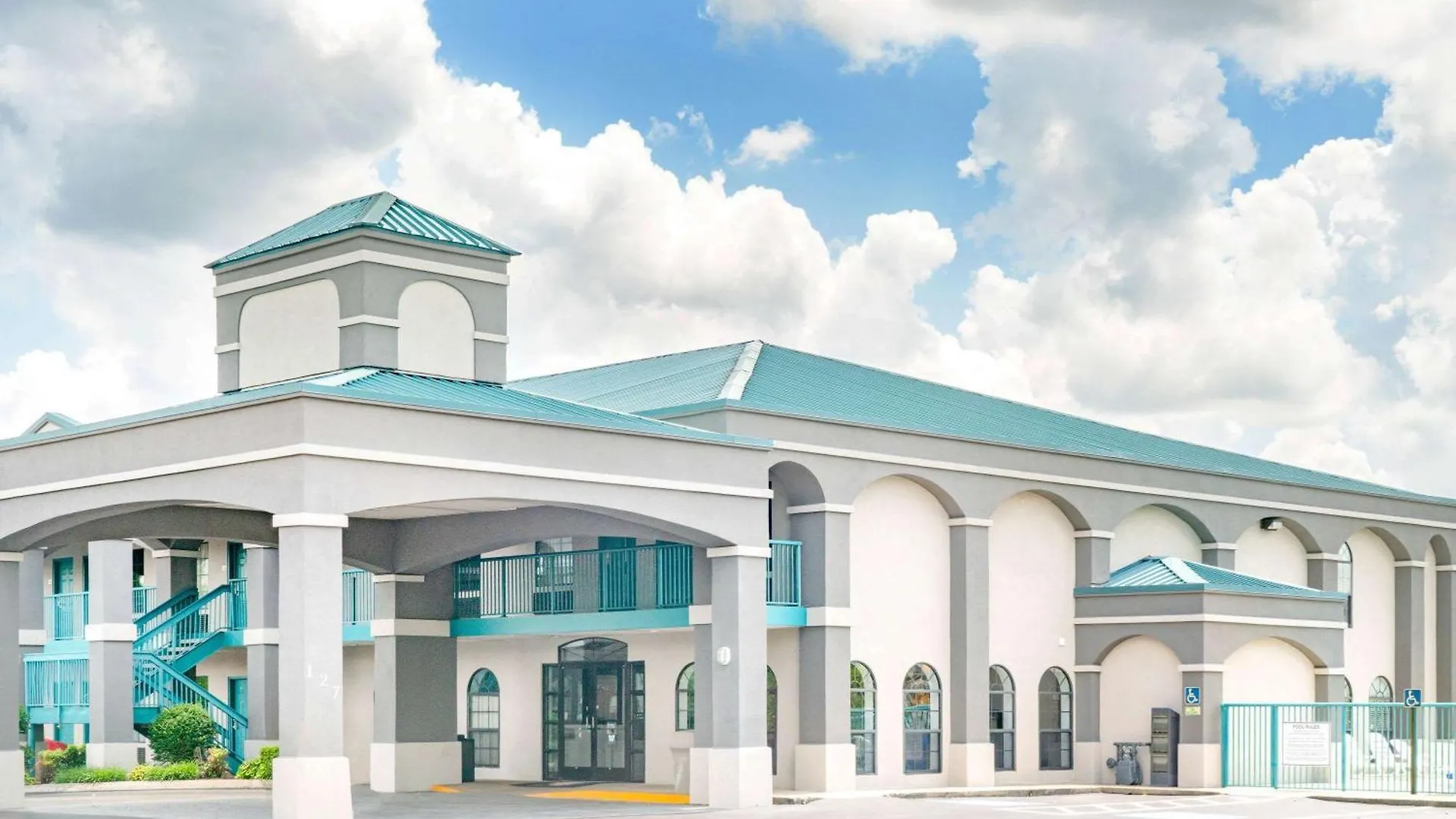 6 Budget Hotels Near Jackson Heights Shopping Center That Deliver