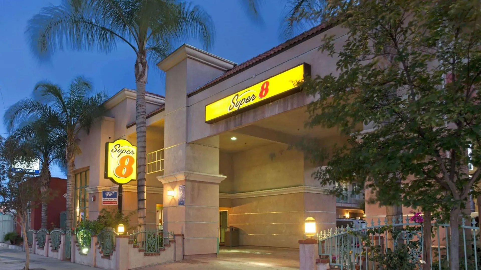 Where to Stay Near Gibson Amphitheatre: 5 Airport Hotels
