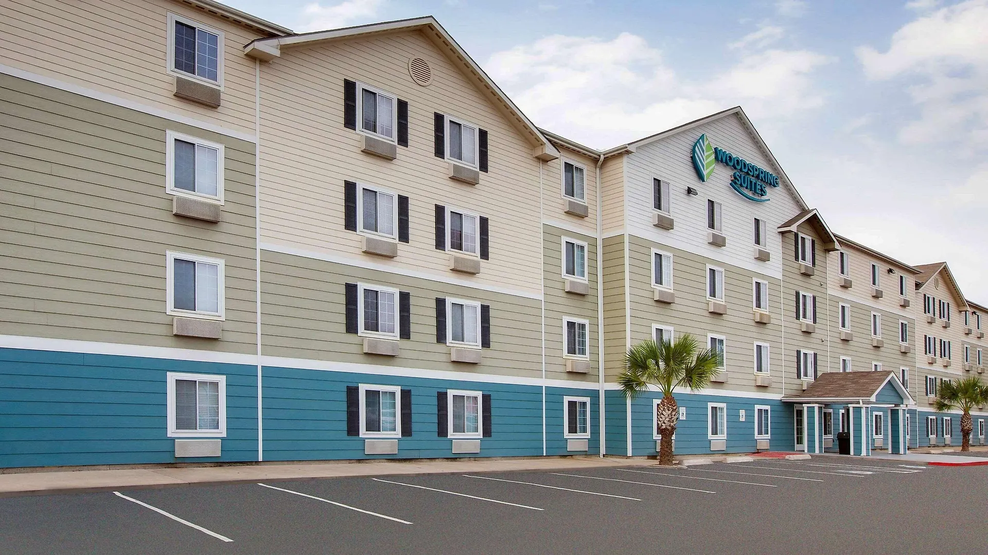 5 Airport Hotels Close to Space Jump and Clowns in Pharr