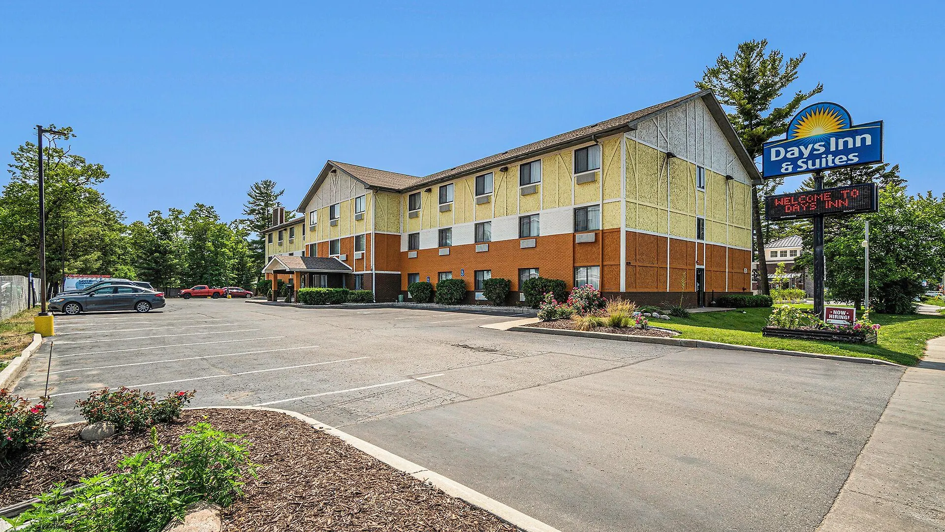 Staying Near Grand Traverse Golf: 8 Airport Hotels Compared