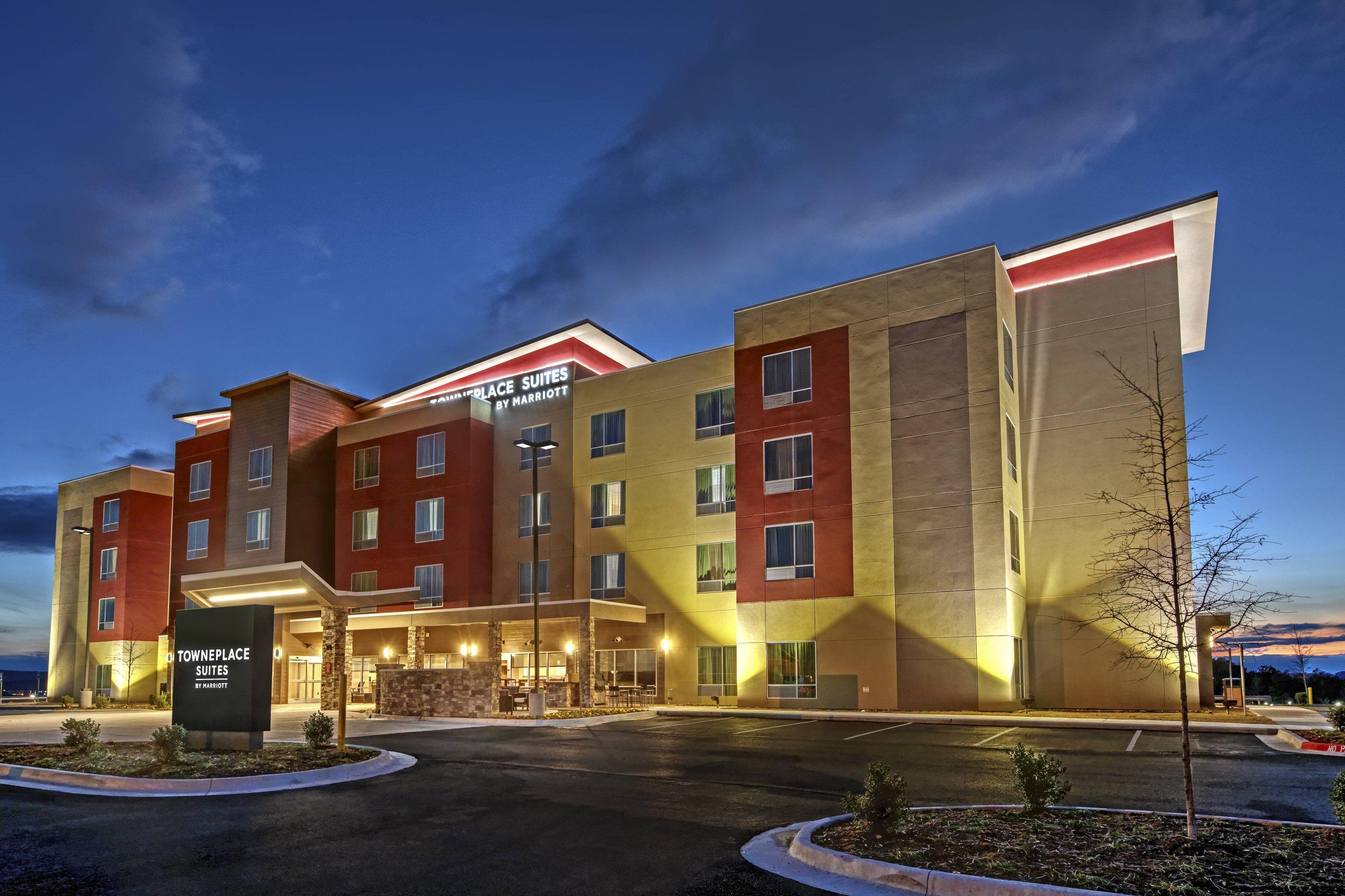 7 Airport Hotels Near Magic Springs That Deliver Real Convenience