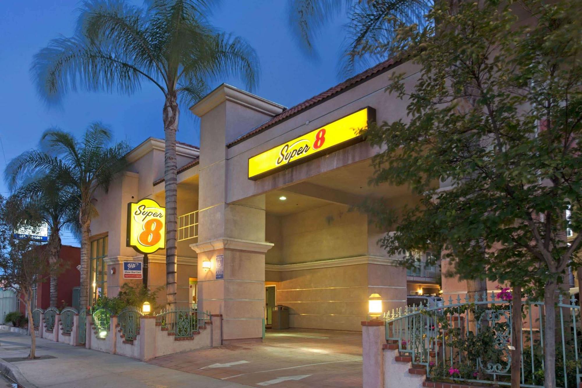 Where to Stay Near Gibson Amphitheatre: 5 Airport Hotels