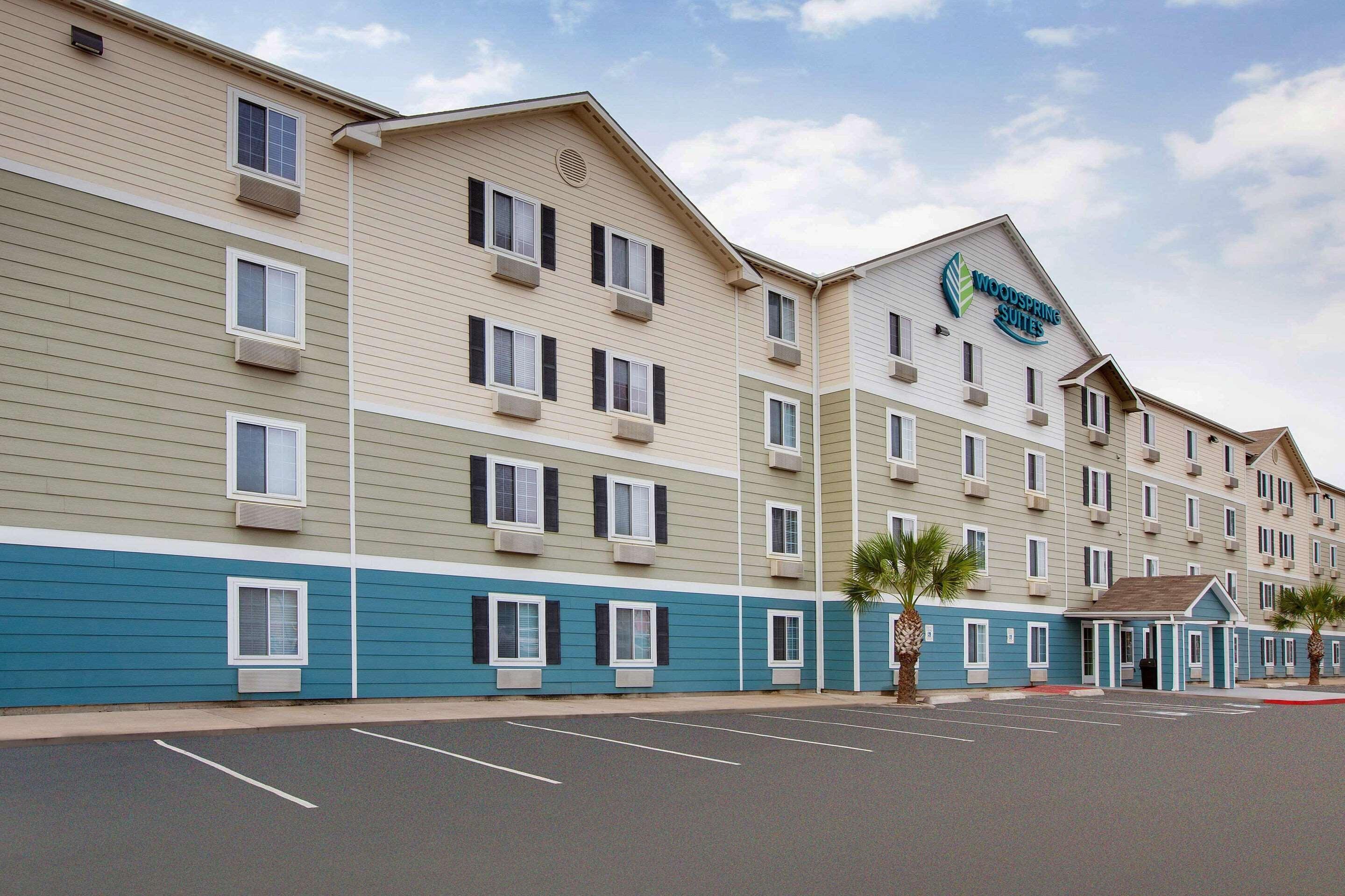 5 Airport Hotels Close to Space Jump and Clowns in Pharr