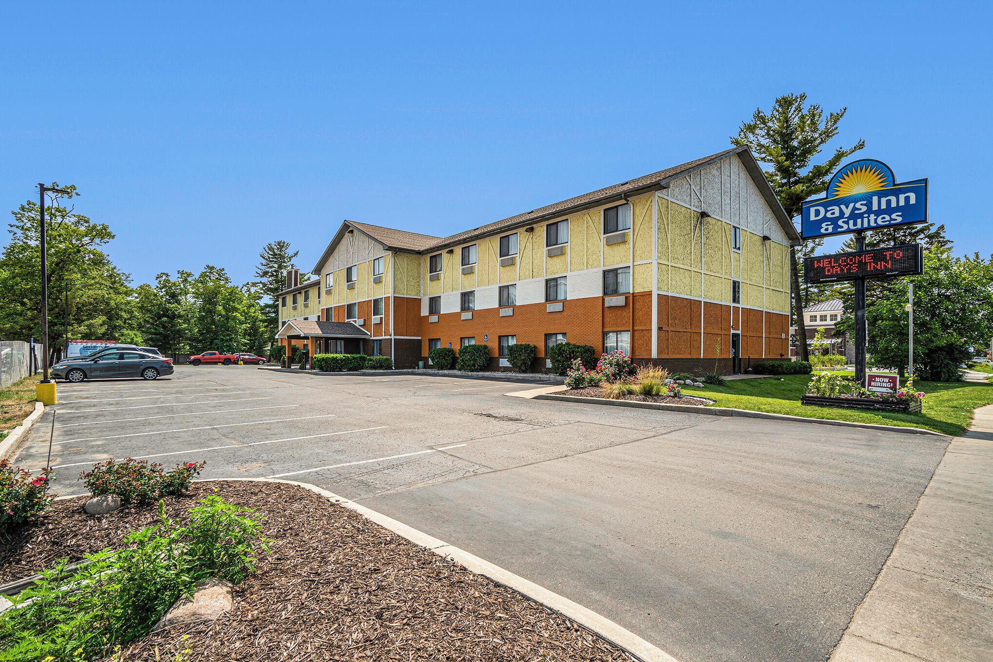 Staying Near Grand Traverse Golf: 8 Airport Hotels Compared