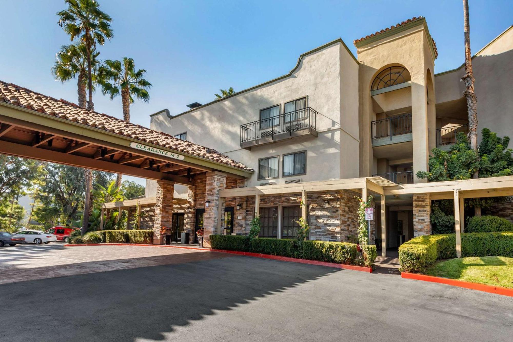 4 Affordable Hotels Close to Turtle Rock Community Park